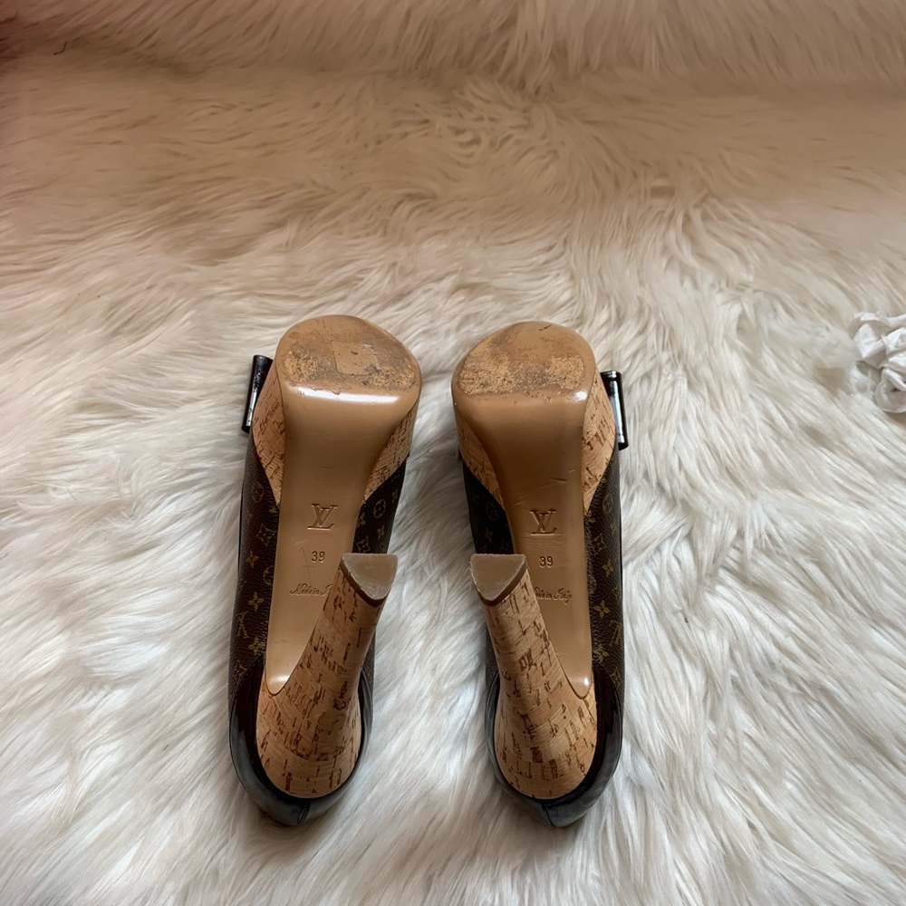LOUIS VUITTON Logo Monogram Bow Cork Rivoli Pumps - Picture 7 of 9